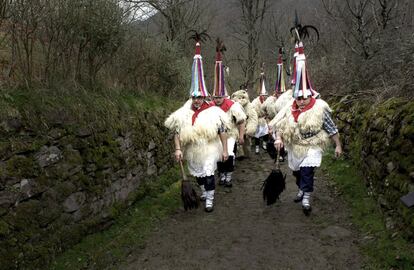 El Carnestoltes rural ha tornat a Navarra amb actes tan singulars com la desfilada dels "joaldunak" (esquellots) d'Ituren i Zubieta, una festa declarada Bé d'Interès Cultural.