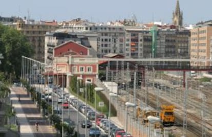 Vista de la actual estación de tren de Atotxa. La terminal de autobuses se ubicará a la izquierda.