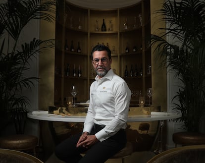 El chef Quique Dacosta en el Champagne Bar del Hotel Mandarin Oriental Ritz de Madrid.