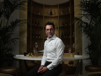 El chef Quique Dacosta en el Champagne Bar del Hotel Mandarin Oriental Ritz de Madrid.