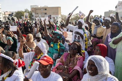 Familiares y amigos de los más de 300 presos políticos encarcelados desde 2021, protestan en una marcha por su libertad, el 24 de febrero de 2024, en Dakar (Senegal).