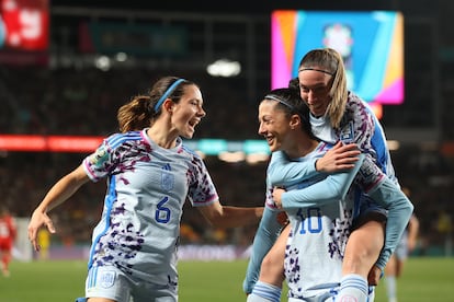 Jennifer Hermoso celebra el quinto gol de España con sus compañeras en el estadio Eden Park de Auckland (Nueva Zelanda).