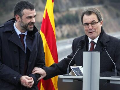 Santi Vila , consejero de Territorio, a la izquierda, y Artur Mas, ayer en la inauguración del Eix Transversal.