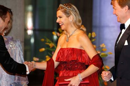 Además de repetir Valentino en su última cena como princesa, la tiara de diamantes que lució ayer Máxima pesa 100 kilates y es toda una reliquia de la casa real holandesa. La reina Juliana encargó su diseño con los diamantes de la reina Emma, que recibió como regalo de bodas.