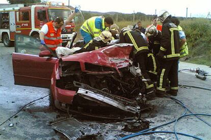 Varios bomberos trabajan en un accidente de tráfico en la localidad madrileña de Batres.