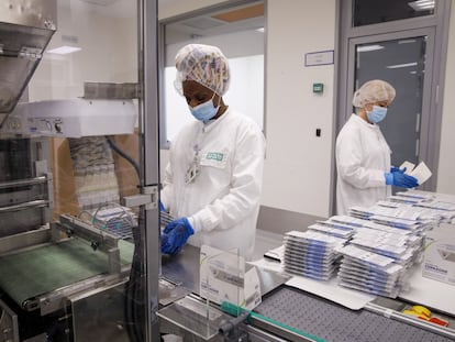 Dos trabajadoras empaquetan medicinas en una planta de la farmacéutica Teva en Israel, este año.