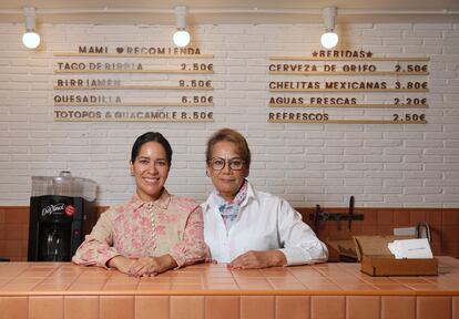 Gabriela Vázquez y Patricia Villanueva, hija y madre, propietarias del restaurante Mami Tacos. 
