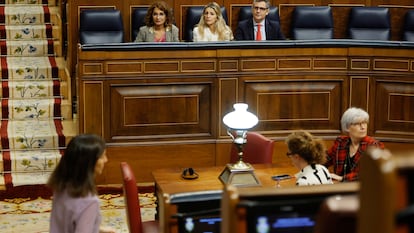 María Jesús Montero, Yolanda Díaz, Félix Bolaños (sentados) e Ione Belarra (en primer término), en el Congreso en una imagen de archivo.