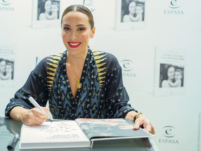 Tamara Falcó firma su libro 'Las Recetas De Mi Madre' en la Casa del Libro de Madrid, en 2021.