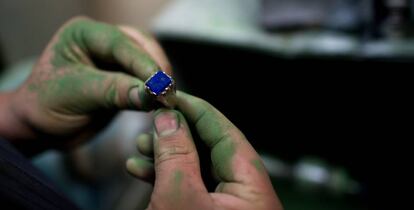 Un estudiante afgano de joyería con un anillo de lapislázuli.