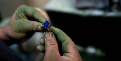 Un estudiante afgano de joyer&iacute;a con un anillo de lapisl&aacute;zuli. 