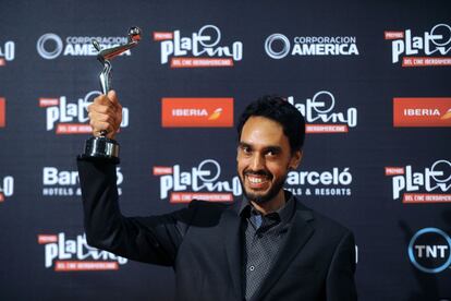 El intérprete de la música original de la película El Abrazo de la Serpiente, Nascuy Linares, sostiene el Premio Platino a la mejor música.