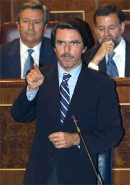 Aznar responde a las preguntas de la oposición en la sesión de control al Gobierno.
