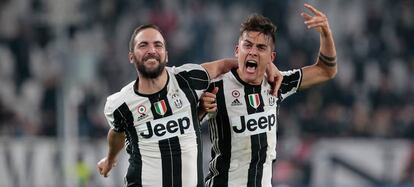 Higuaín y Dybala festejan un gol ante el Milan.