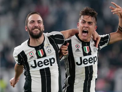 Higuaín e Dybala comemoram um gol contra o Milan.