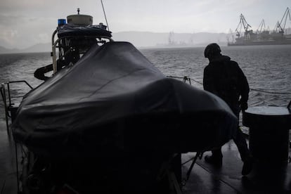 Lancha auxiliar del buque Alcotán, del Servicio de Vigilancia Aduanera, durante una travesía de inspección en la ría de Ferrol.