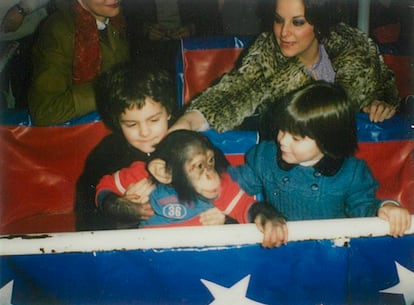 Manuel y María González con un chimpancé en el circo.