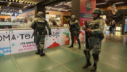 Mexican army soldiers in Plaza Miyana, in Polanco, Mexico City.