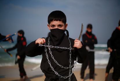 A member of a Gazan martial art group performs on the beach in Gaza city on January 22, 2016.
The team that is made up of ten people includes children and adults and is the first such team in the strip.  / AFP / MOHAMMED ABED