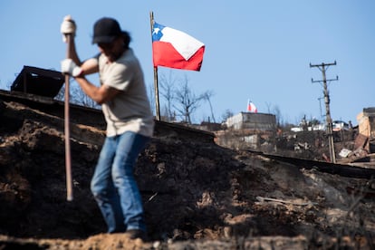 Una persona trabaja en un inmueble afectado por el incendio en el sector de Achupallas de Viña del Mar, Chile, el 6 de febrero.