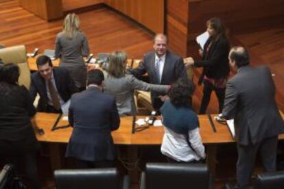 Monago es felicitado tras la aprobación de los Presupuestos Generales de la Comunidad para 2012.