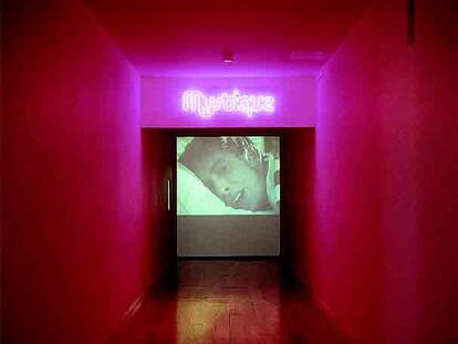 'Un mystique determinado' (2003), instalación con vídeo de Carles Congost.
