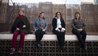 Les emprenedores Hanane Karfasse, Yolanda Pereda, Clara Solarte, Berta García, després d'una reunió amb la fundació Servei Solidari.