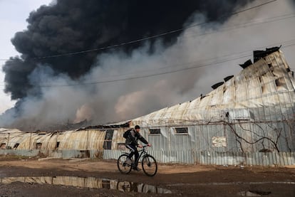 Incendio tras un ataque con drones en Odesa (Ucrania). 