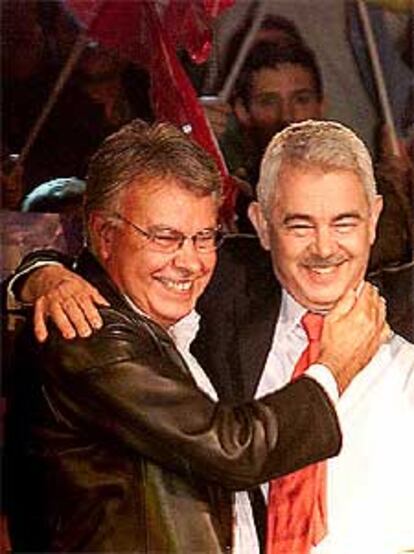 Felipe González y Pasqual Maragall, durante el mitin.