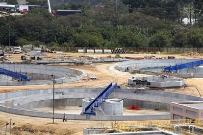 A estas piscinas va a parar el agua después de los primeros filtrados. Aquí se asienta la materia orgánica.