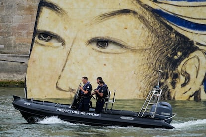 Varios agentes de policía navegan por la orilla del río Sena, este viernes. 
