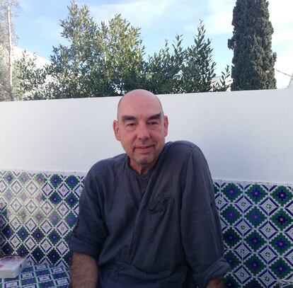 El escritor Santiago Alba Rico, en su casa en Túnez. / ROSA DÍAZ