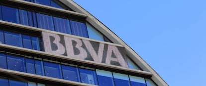 Logotipo de BBVA en la fachada de la sede operativa del banco 