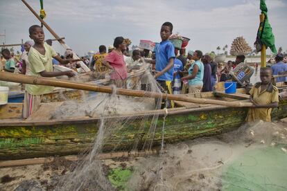 La mayoría de los niños en el litoral de Ghana trabajan en condiciones muy peligrosas en la industria pesquera. La organización Ubelong denuncia que a estos niños se les priva de sus derechos, y con frecuencia son víctimas de abusos físicos y explotación sexual. Miles de ellos son vendidos por sus familias por unos 15 Euros y viven en condiciones de esclavitud. En la imagen, niños ghaneses, junto a barcos de pesca. 