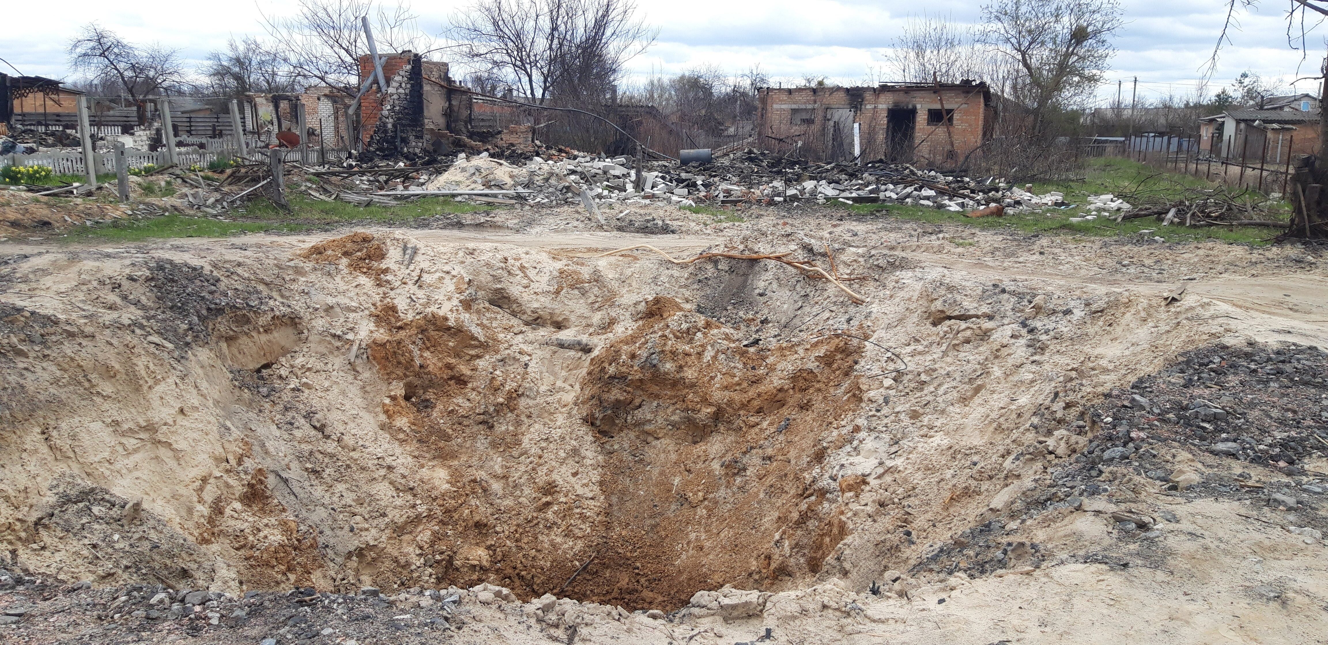 Cráter causado por un bombardeo en Sukachi.