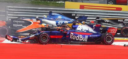 El McLaren de Fernando Alonso choca con el Toro Rosso de Daniil Kvyat.