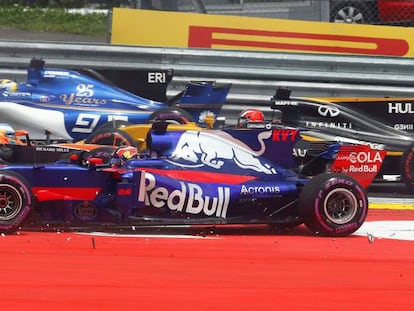 El McLaren de Fernando Alonso choca con el Toro Rosso de Daniil Kvyat.