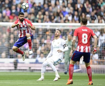 Diego Costa controla la pelota ante el jugador madridista Sergio Ramos.