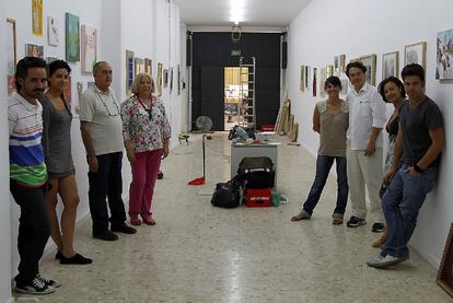 Algunos de los artistas y fundadores de Elbutrón, ayer durante el montaje de la muestra <b><i>Me & my friends</b></i>.