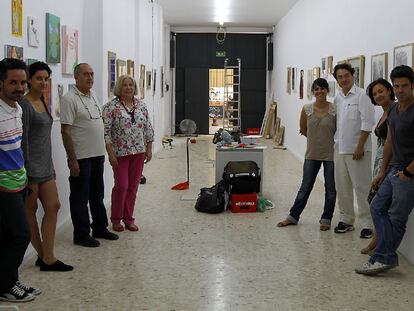 Algunos de los artistas y fundadores de Elbutrón, ayer durante el montaje de la muestra <b><i>Me & my friends</b></i>.