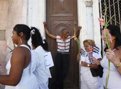 Las Damas de Blanco marchan en La Habana en diciembre pasado para reclamar la liberación de los disidentes encarcelados.