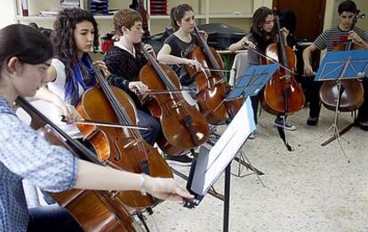 Seis violonchelistas de la Orquesta de Alumnos ensayaban ayer en su concentración en Eibar.