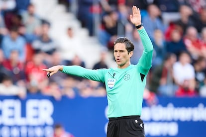 José Luis Munuera Montero durante el partido de LaLiga entre Osasuna y Real Madrid el pasado 15 de febrero.