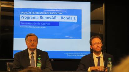 Aranguren, a la izquierda, en la presentación de un plan de obras.