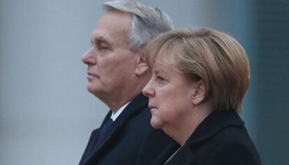 Merkel y Ayrault durante su encuentro en Berlín.
