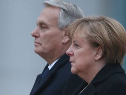 Merkel y Ayrault durante su encuentro en Berl&iacute;n.