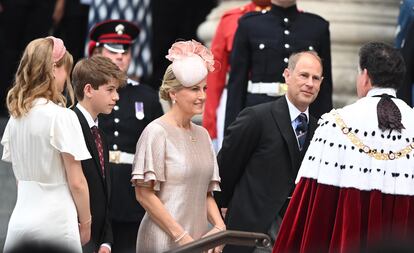 El hijo pequeño de la reina, Eduardo, llega a la catedral junto a su esposa, Sofía de Wessex, y sus hijos, lady Luisa y James.