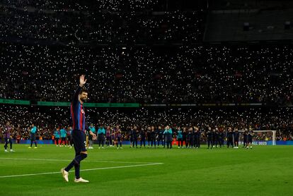 Piqué da la vuelta de honor al final del partido, con toda la plantilla del Barcelona en el centro del campo.