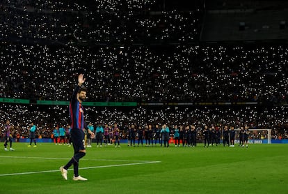 Piqué da la vuelta de honor al final del partido, con toda la plantilla del Barcelona en el centro del campo.