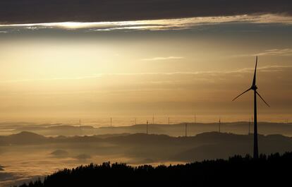 Varias turbinas eólicas, en Zell am Hamersbach (suroeste de Alemania) en noviembre de 2020.